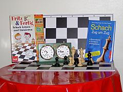 Preise von ChessBase und den Schachhändlern neben dem von der Fa. Terry gestellten Spielmaterial