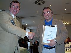 Franz Gärtner erhält eine Urkunde für seine 10. Teilnahme
