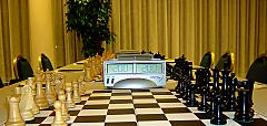 Hoteldirektor Faßbender war ganz fasziniert von den schönen Schachbrettern und Figuren