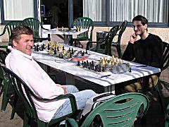 Rene Werner und Uwe Grein wollen Sonne während der Partie genießen