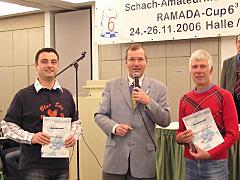 Dr. Dirk Jordan mit den Jubilaren Erkan Taskor und Hans-Dieter Einbrodt