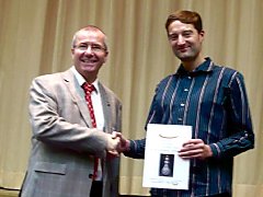 Carsten Simon erhält eine Ehren-Urkunde für die Unterstützung durch ChessBase