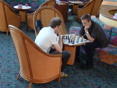 Auch in der Hotel-Lobby treffen sich die Schachspieler zur Partie