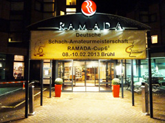 Das Ramada Hotel Brühl-Köln bei Nacht.