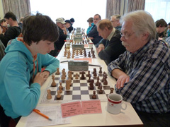 Spitzenpaarung der 4. Runde in der E-Gruppe: Felix Schlitzer gegen Detlef Heidrich.