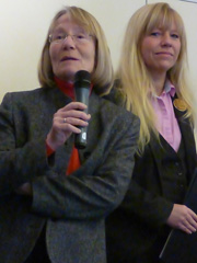 stv. Bezirksamtsleiterin Angela Braasch-Eggert (links) und stv. Hotelleiterin Claudia Jocksch