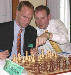 Bürgermeister Norbert Altenkamp und der Vorsitzende des Schachclubs Bad Soden, Roland Bettenbühl