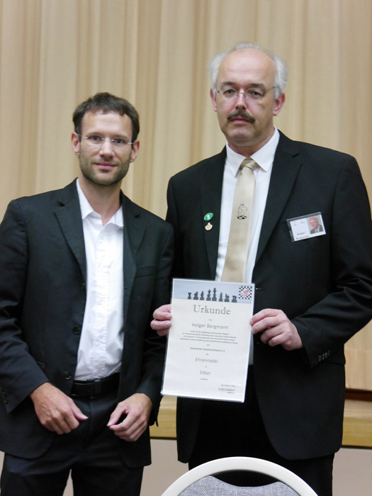 Auszeichnung von Holger Bergmann mit der Silbernen Ehrennadel des Hessischen Schachverbandes