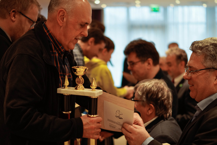 Ullrich Krause (rechts) überreicht den Sieger-Pokal., © DSB/Jachmann
